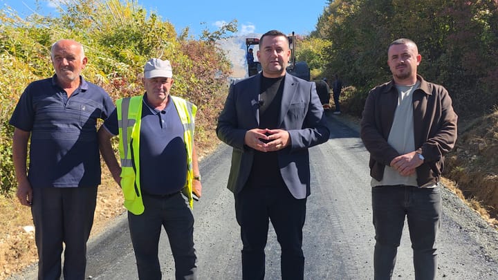 Drejt përfundimit asfaltimi i rrugës së macukullit