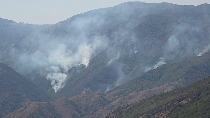 FSHATRAT E ULZËS NË FLAKË, SITUATË KRITIKE NË LUNDRE E MADHESH, ZJARR EDHE NË AFËRSI TË BALGJAJT NË KLOS