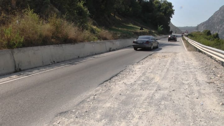 RRUGA NË FSHATIN FSHAT VIJON TË MBETET BURIM AKSIDENTESH