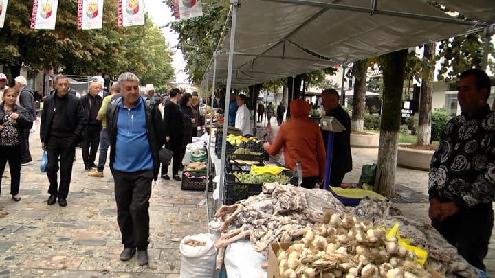 “Festa e të vjelave” në Dibër, fermerët mbushin bulevardin “Elez Isufi”