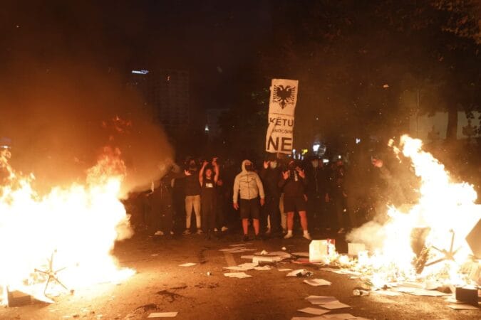Protesta e në Tiranë, 16 studentë të shoqëruar.  Rama anulon mbledhjen e zgjeruar të grupit të PS