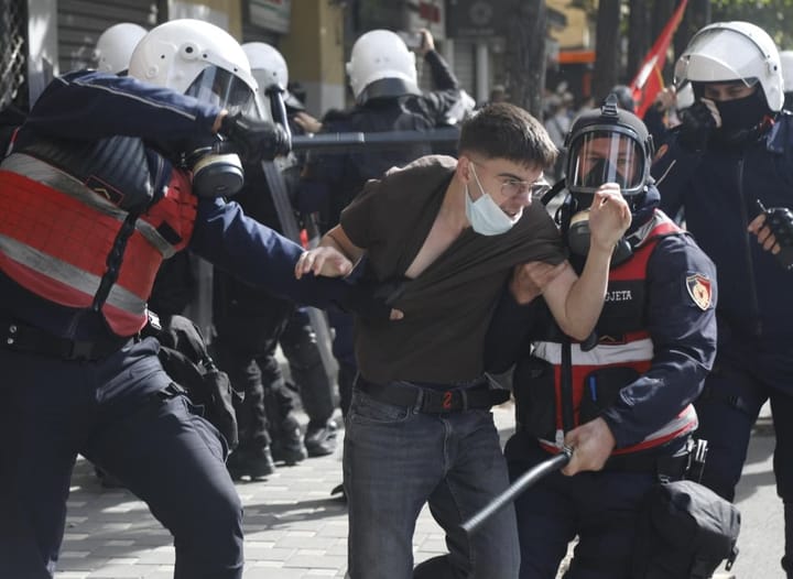 PROTESTA NË TIRANË, NGA MËNGJESI NË MBRËMJE: PËRPLASJE, GAZ LOTSJELLËS DHE TENSIONE PARA INSTITUCIONEVE