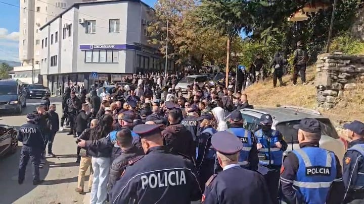 Të rinjtë e Peshkopisë në protestë, konfrontohen me policinë, mbi 7 persona të ndaluar