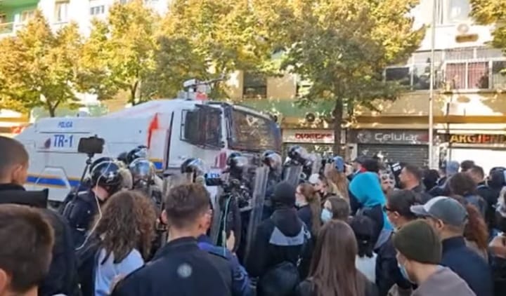 Pedagogë e studentë refuzojnë dialogun me Ramën, tubimi nisi paqësisht te Kryeministria, ‘acarohen’ te Ministria e Arsimit, gurët sërish në ‘skenë’