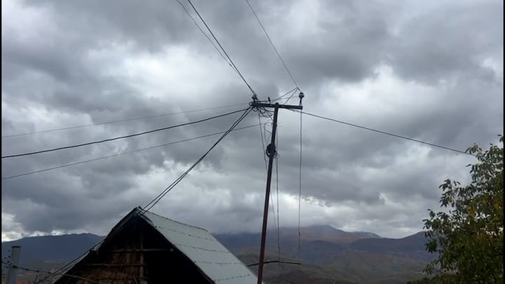 Rrjeti elektrik në Erebarë të Dibrës që i kohës së elektrifikimit