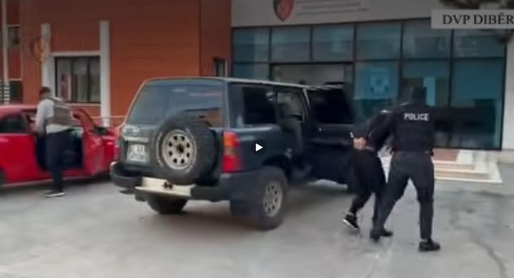 “Policia, asnjë lëvizje!”/ Shisnin kokainë në Burrel, arrestohen 3 persona, mes tyre një 72-vjeçar! Sekuestrohen drogë, municione dhe një “Rolex”
