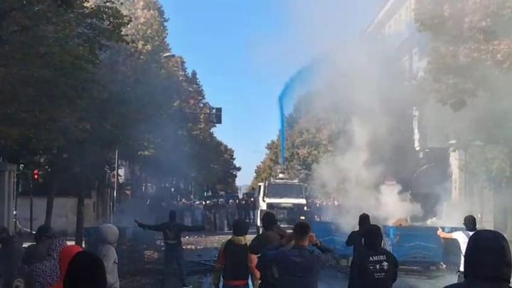 Përshkallëzohet protesta: Solucion misterioz blu nga autobotët e policisë shkakton irritim