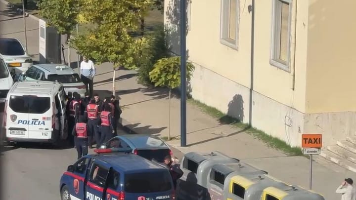 Policia në Patrullim: Ndalohen të Rinj në Tiranë Para Protestës