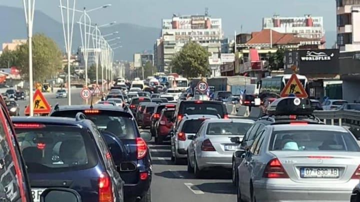 Rriten Ndjeshëm Taksat Vjetore të Automjeteve, Goditen Më Shumë Mjetet e Vjetra dhe me Naftë