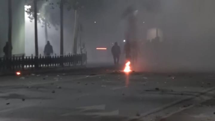 Tension pranë Parlamentit: Molotov ndaj Policisë në Protestë