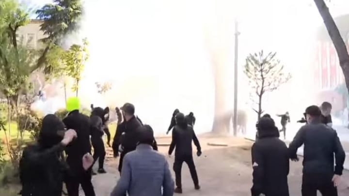 Tensione në Kryeministri: Përleshje mes Policisë dhe Protestuesve