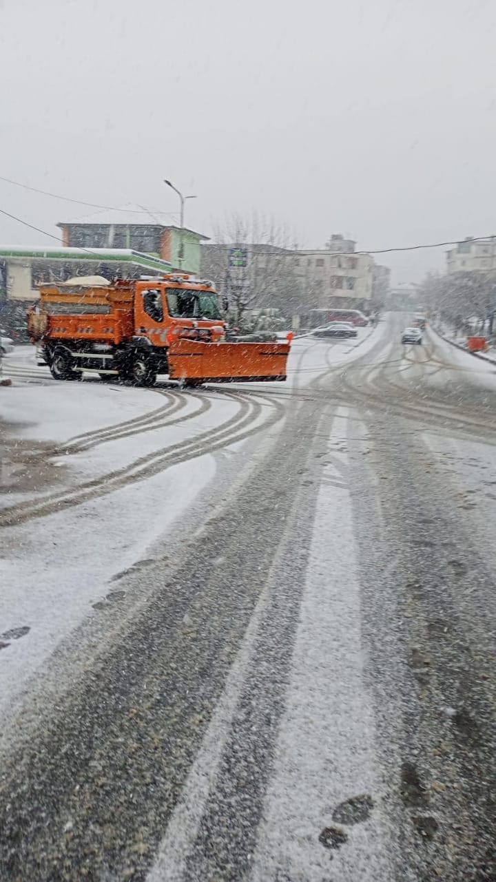 Rikthehen reshjet e dëborës në zonat malore, ARRSH apel drejtuesve të mjeteve: Përdorini goma dimërore dhe zinxhirë