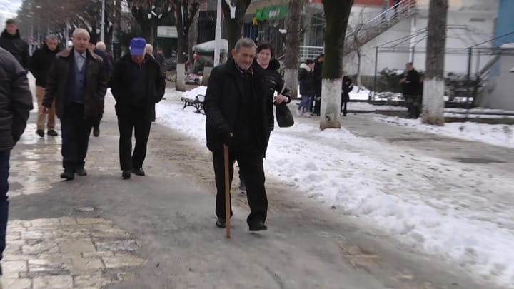 Prej 6 ditësh, bulevardi “Elez Isufi” i “pushtuar” nga akulli. Flasin qytetarët