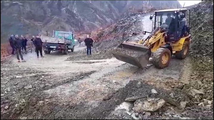 Xibër, banorët bëhen bashkë për riparimin e rrugës