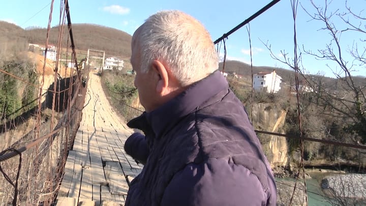 Dëmtohen kavot e urës së Domit, ndalohet kalimi i automjeteve