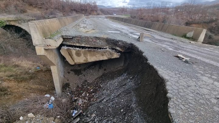 “Mallkimi” i rrugëve nacionale në Mat, gati në mbyllje edhe ajo Ura e Matit – Rrëshen