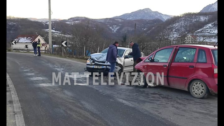Aksident me të plagosur në rrugën Burrel – Klos, mjetet përplasen kokë më kokë