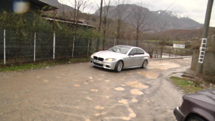 Gropat tek rruga dhe ura e Fullqetit kthehen në problem