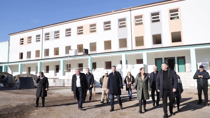 MINISTRJA E ARSIMIT VJEN NË MAT, INSPEKTON RIKONSTRUKSIONIN E GJIMNAZIT ‘PJETËR BUDI”