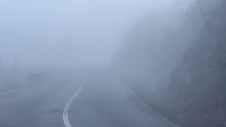 Mjegull e akull në rrugë, kërkohet kujdes nga drejtuesit e mjeteve