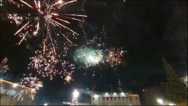 Si u prit ndërrimi i viteve në qytetin e Burrelit? Fishekzjarre në mënyrë të organizuar nga Bashkia Mat