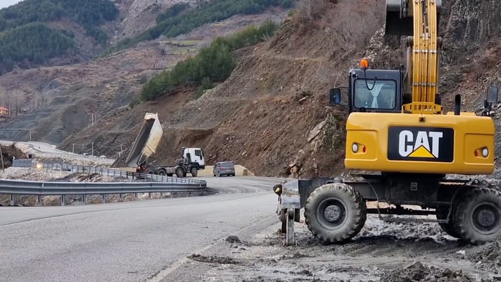 Balta e zhavori "mbulojnë" rrugën e Arbrit, vështirësohet qarkullimi