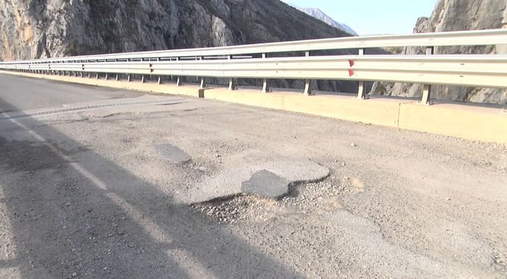 Ankohen drejtuesit e mjeteve: Ujë në tunelin 6 dhe gropa mbi urën e Vashës të rrugës së Arbrit