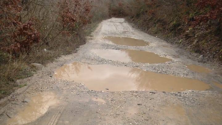 Rruga kufitare plot gropa, ankohen drejtuesit e mjeteve