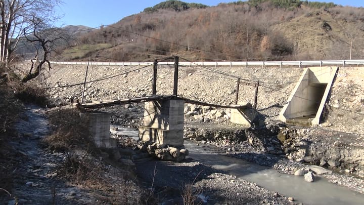 SHKALLË, TRE LAGJE TË IZOLUARA PAS DËMTIMIT TË URËS NGA NDËRTIMI I RRUGËS SË ARBRIT