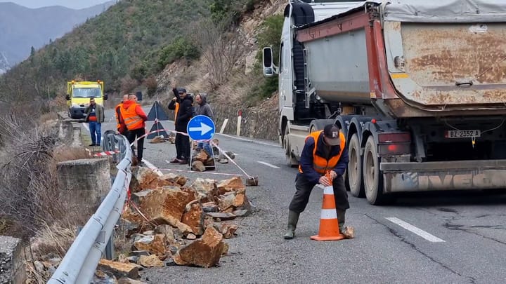 Shembet rruga në Shkopet, aksi do të funksionojë me një kalim vetëm për mjetet e vogla