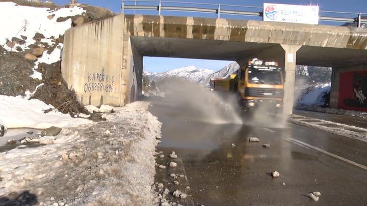 Ujërat e zeza të Lagjes së Re në Bulqizë, “përmbytin” rrugën e Arbrit