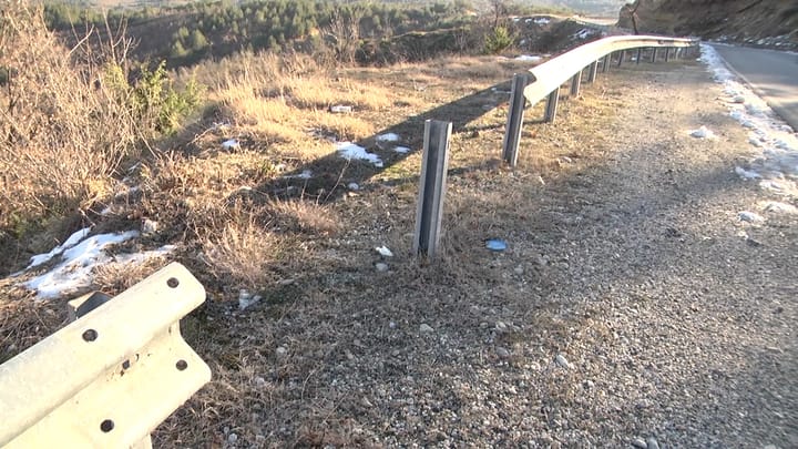 Vidhen barrierat metalike në rrugën Klos – Qaf Buall