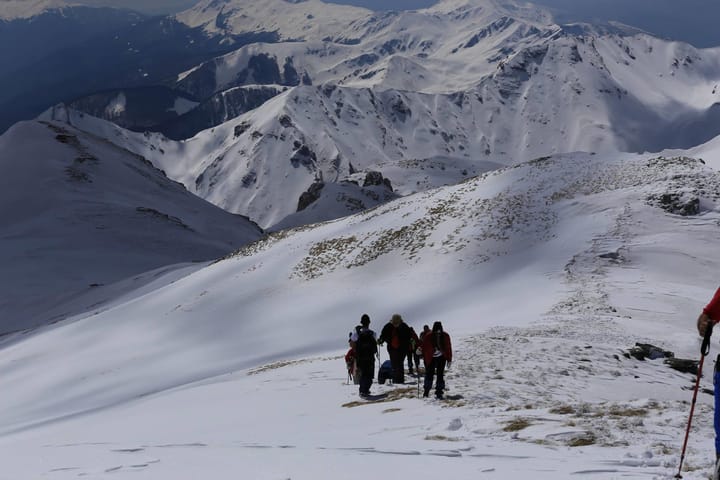 U bllokuan nga orteku në malin e Korabit, gjenden dy turistët zviceranë.Kaluan natën të bllokuar mes borës në malin e Korabit
