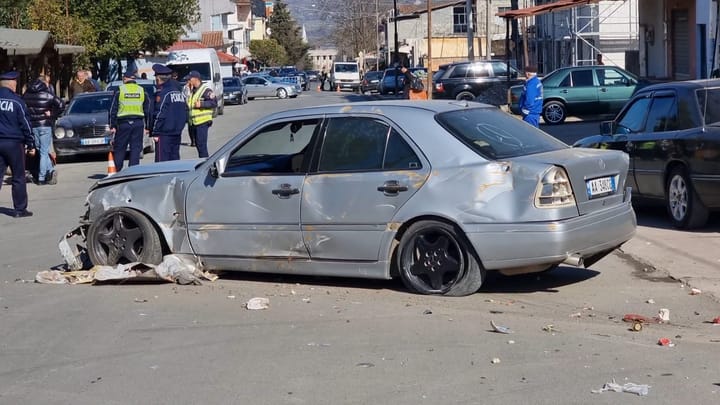 Aksident i rëndë në qytetin e Burrelit, makina del në trotuar dhe përplas 4 persona, tre nisen për Tiranë