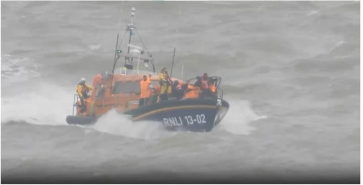 Tragjedi në La Mansh/ Mbytet gomonia me emigrantë, së paku 3 të vdekur