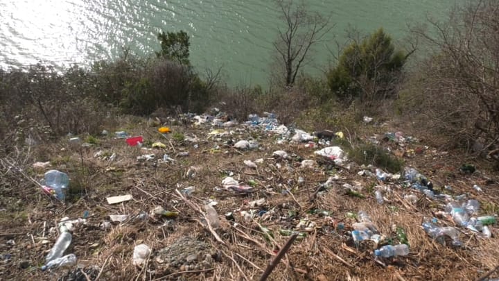 Udhëtarët vijojnë të ndotin zonën pranë burimit të ujit në Shkopet