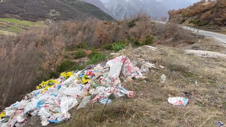 Kloskatundi kthehet në “kantier” mbeturinash