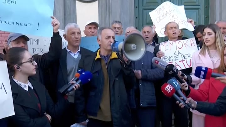 MINATORËT KËRKOJNË STATUSIN, PROTESTË PËRPARA MINISTRISË SË INFRASTRUKTURËS DHE ENERGJITIKËS