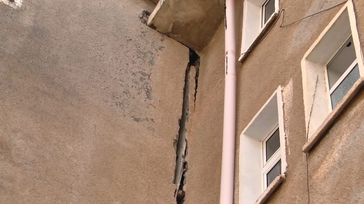 Pallati i dëmtuar nga tërmeti i 2019 në Bulqizë vijon të qëndrojë në këmbë