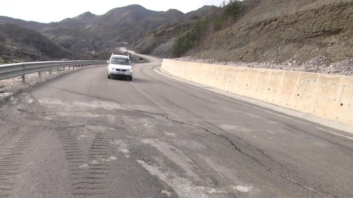 Rruga e Arbrit / Banorët në Xibër kërkojnë rregullimin e problemeve pa përfunduar punimet