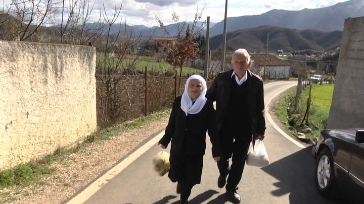 Klos/Çifti i të moshuarve del të festojë për herë të parë 8 Marsin