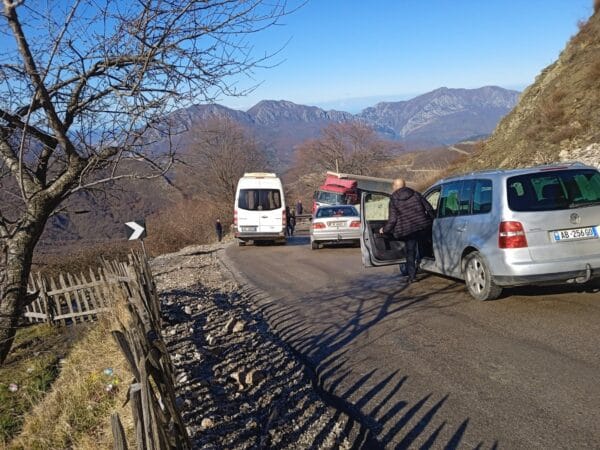 Bllokohet rruga e Arbrit, trajleri me targa turke ngec në bajpasin e Murrizit