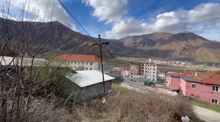 E rëndë në Bulqizë, elektriçisti bie në kontakt me rrymën, përfundon në spital