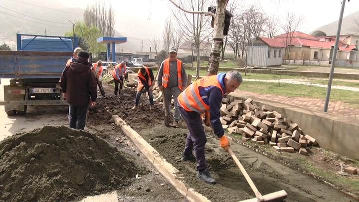 Eleminohen ujërat e bardha në lagjen e re të Bulqizës, nis rehabilitimi i trotuareve