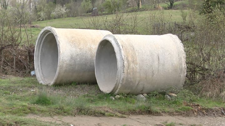 Dars, Klos / Prej një viti tombinot aty, ende nuk janë vendosur në përrua