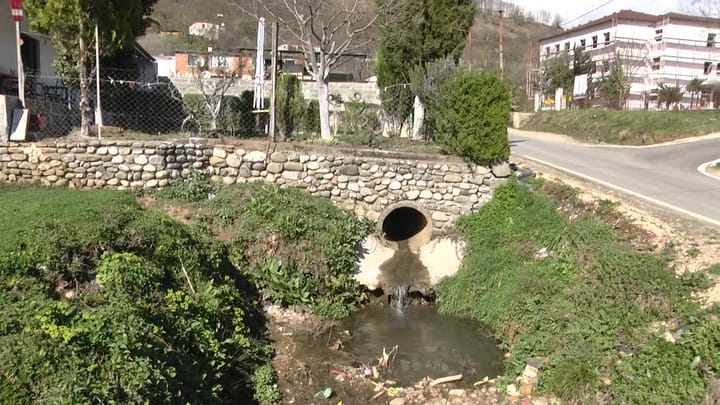 Ujërat e ndotura në Suç, banorët: të ndërhyhet se janë problematike