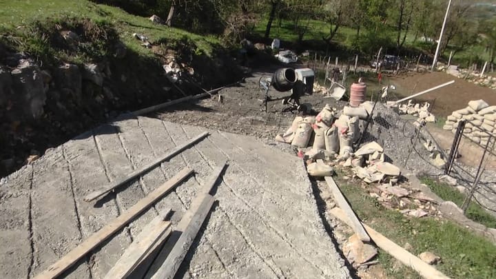 Shtrohen me beton rruga e dy lagjeve në Gurrë të Vogël