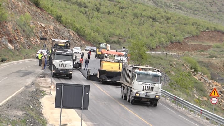 Bllokohet për një javë aksi Qafë Bualli  - Fshati Fshat. Skak hedhja e shtresës së fundit të asfaltit
