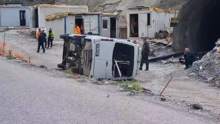 Policia arreston shoferin e furgonit që u përmbys në hyrje të tunelit të Murrizit