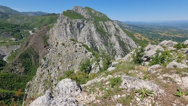 Dëmtimi i kalasë së Petralbës, policia nis verifikimin e rastit